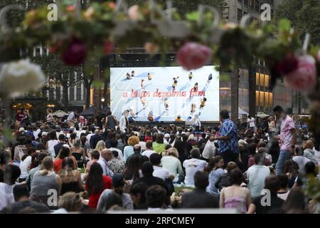 (190709) -- NEW YORK, le 9 juillet 2019 -- des gens sont vus lors d'un spectacle de cinéma en plein air à Bryant Park à New York, aux États-Unis, le 8 juillet 2019. Comme l'été arrive, les projections de films en plein air et en intérieur sont très populaires dans toute la ville, attirant des milliers de personnes pour profiter de leurs nuits d'été.) ETATS-UNIS-NEW YORK-ÉMISSION DE CINÉMA EN PLEIN AIR WANGXYING PUBLICATIONXNOTXINXCHN Banque D'Images