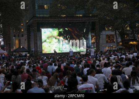 (190709) -- NEW YORK, le 9 juillet 2019 -- des gens sont vus lors d'un spectacle de cinéma en plein air à Bryant Park à New York, aux États-Unis, le 8 juillet 2019. Comme l'été arrive, les projections de films en plein air et en intérieur sont très populaires dans toute la ville, attirant des milliers de personnes pour profiter de leurs nuits d'été.) ETATS-UNIS-NEW YORK-ÉMISSION DE CINÉMA EN PLEIN AIR WANGXYING PUBLICATIONXNOTXINXCHN Banque D'Images