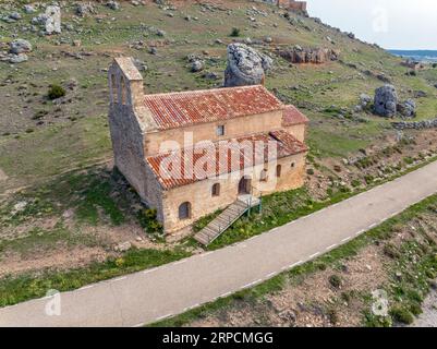 Ermitage de San Miguel au pied du château Gormaz province de Soria. Espagne vue aérienne Banque D'Images