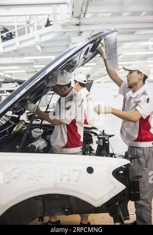 (190709) -- CHANGCHUN, le 9 juillet 2019 -- des travailleurs assemblent un véhicule à l'atelier de production de Hongqi du groupe FAW chinois à Changchun, capitale de la province de Jilin dans le nord-est de la Chine, le 13 juin 2019. Le premier constructeur automobile chinois FAW Group a enregistré une hausse vertigineuse des ventes de ses véhicules de marque Hongqi au premier semestre de l année (H1), avec un montant dépassant le total de 2018. L atelier de production de Hongqi de la société basé dans la province de Jilin du nord-est de la Chine a vendu 33 242 véhicules au H1, en hausse de 255 pour cent par rapport à l année précédente. CHINE-JILIN-CHANGCHUN-CAR-HONGQI-VOLUME DES VENTES (CN) XUXCHANG P Banque D'Images