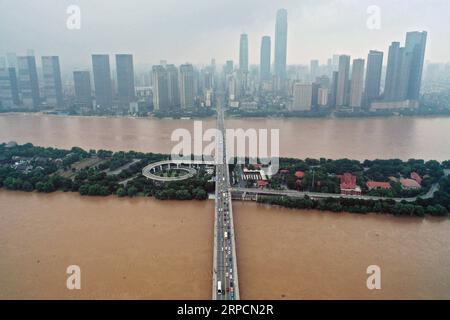 Actualités Bilder des Tages (190709) -- CHANGSHA, 9 juillet 2019 -- une photo aérienne prise le 9 juillet 2019 montre l'îlot de Juzizhou dans la rivière Xiangjiang inondée à Changsha, dans la province du Hunan du centre de la Chine. le bureau d'enquête sur l'hydrologie et les ressources en eau du Hunan a émis mardi une alerte rouge pour inondation. À 3 heures mardi, le niveau d'eau de la rivière Xiangjiang à Changsha a dépassé le niveau d'alerte. Le site pittoresque de l'îlot de Juzizhou, situé dans la rivière Xiangjiang, a fermé pour des raisons de sécurité.) CHINA-HUNAN-CHANGSHA-FLOOD-RED ALERT (CN) LIXGA PUBLICATIONXNOTXINXCHN Banque D'Images