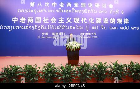 (190709) -- BEIJING, 9 juillet 2019 -- Huang Kunming, membre du bureau politique du comité central du Parti communiste chinois (PCC), membre du secrétariat du comité central du PCC et chef du département de la publicité du comité central du PCC, discours lors de la cérémonie d'ouverture d'un séminaire à Xiamen, dans la province du Fujian du sud-est de la Chine, le 9 juillet 2019. Le Parti communiste chinois (PCC) et le Parti révolutionnaire populaire lao (LPRP) ont tenu leur huitième séminaire théorique mardi à Xiamen. CHINA-XIAMEN-LAOS-PARTY-SEMINAR (CN) DINGXHAITAO PUBLICATIONXNOTXINXCHN Banque D'Images