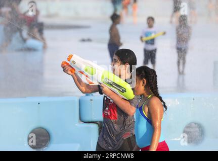 (190710) -- NEW YORK, 10 juillet 2019 -- les enfants jouent avec de l'eau dans les fontaines autour de l'Unisphere au Flushing Meadows Corona Park à New York, États-Unis, le 9 juillet 2019. Comme l'été arrive, jouer de l'eau devient très populaire autour de la ville.) US-NEW YORK-SUMMER WangxYing PUBLICATIONxNOTxINxCHN Banque D'Images