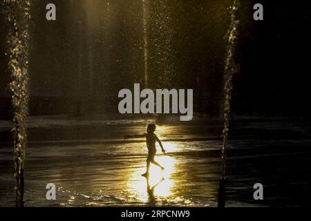 (190710) -- NEW YORK, 10 juillet 2019 -- Un enfant joue avec de l'eau dans les fontaines autour de l'Unisphere au parc Flushing Meadows Corona à New York, États-Unis, le 9 juillet 2019. Comme l'été arrive, jouer de l'eau devient très populaire autour de la ville.) US-NEW YORK-SUMMER WangxYing PUBLICATIONxNOTxINxCHN Banque D'Images