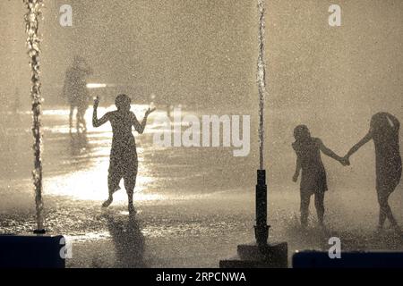 (190710) -- NEW YORK, 10 juillet 2019 -- les enfants jouent avec de l'eau dans les fontaines autour de l'Unisphere au Flushing Meadows Corona Park à New York, États-Unis, le 9 juillet 2019. Comme l'été arrive, jouer de l'eau devient très populaire autour de la ville.) US-NEW YORK-SUMMER WangxYing PUBLICATIONxNOTxINxCHN Banque D'Images