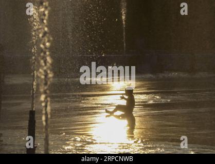 (190710) -- NEW YORK, 10 juillet 2019 -- Un enfant joue avec de l'eau dans les fontaines autour de l'Unisphere au parc Flushing Meadows Corona à New York, États-Unis, le 9 juillet 2019. Comme l'été arrive, jouer de l'eau devient très populaire autour de la ville.) US-NEW YORK-SUMMER WangxYing PUBLICATIONxNOTxINxCHN Banque D'Images