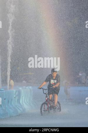 (190710) -- NEW YORK, 10 juillet 2019 -- les enfants jouent avec de l'eau dans les fontaines autour de l'Unisphere au Flushing Meadows Corona Park à New York, États-Unis, le 9 juillet 2019. Comme l'été arrive, jouer de l'eau devient très populaire autour de la ville.) US-NEW YORK-SUMMER WangxYing PUBLICATIONxNOTxINxCHN Banque D'Images