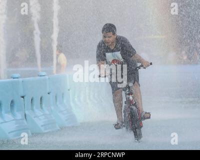 (190710) -- NEW YORK, 10 juillet 2019 -- Un enfant joue avec de l'eau dans les fontaines autour de l'Unisphere au parc Flushing Meadows Corona à New York, États-Unis, le 9 juillet 2019. Comme l'été arrive, jouer de l'eau devient très populaire autour de la ville.) US-NEW YORK-SUMMER WangxYing PUBLICATIONxNOTxINxCHN Banque D'Images