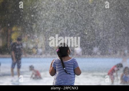 (190710) -- NEW YORK, 10 juillet 2019 -- les enfants jouent avec de l'eau dans les fontaines autour de l'Unisphere au Flushing Meadows Corona Park à New York, États-Unis, le 9 juillet 2019. Comme l'été arrive, jouer de l'eau devient très populaire autour de la ville.) US-NEW YORK-SUMMER WangxYing PUBLICATIONxNOTxINxCHN Banque D'Images