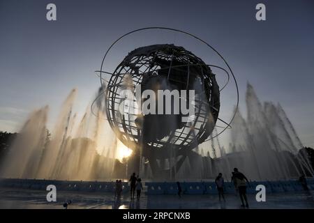 (190710) -- NEW YORK, 10 juillet 2019 -- les enfants jouent avec de l'eau dans les fontaines autour de l'Unisphere au Flushing Meadows Corona Park à New York, États-Unis, le 9 juillet 2019. Comme l'été arrive, jouer de l'eau devient très populaire autour de la ville.) US-NEW YORK-SUMMER WangxYing PUBLICATIONxNOTxINxCHN Banque D'Images