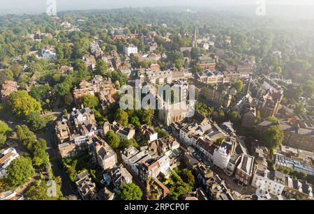 Hampstead est une communauté résidentielle prospère longtemps favorisée par les universitaires, les artistes et les médias Banque D'Images