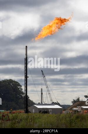 Kokomo - 30 août 2023 : torche à gaz sur un chantier de construction. Une torche à gaz est un dispositif de combustion utilisé pour brûler les vapeurs de gaz inflammables en excès. Banque D'Images