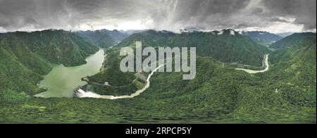 (190710) -- WENZHOU, 10 juillet 2019 -- une photo aérienne prise le 10 juillet 2019 montre l'eau jaillissant du réservoir Jinxi dans le comté de Yongjia à Wenzhou, dans la province du Zhejiang de l'est de la Chine. Le réservoir a commencé à décharger les eaux de crue apportées par de fortes pluies continues mercredi. (Photo de /Xinhua) CHINE-ZHEJIANG-DÉCHARGE D'EAU (CN) SuxQiaojiang PUBLICATIONxNOTxINxCHN Banque D'Images