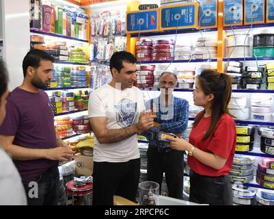 (190710) -- YIWU, juillet 10, 2019 -- Aziz (3rd R) achète de petites marchandises à Yiwu International Trade Mart dans la ville de Yiwu, province de Zhejiang de l'est de la Chine, juillet 9, 2019. Aziz Ullah, 41 ans, est venu à la ville de Yiwu dans la province du Zhejiang de l est de la Chine en 2003 avec ses partenaires après son diplôme de l université dans son pays d origine, l Afghanistan. C'était sa première fois de venir à Yiwu pour magasiner pour la petite vaisselle. En 2005, Aziz a créé sa propre entreprise après avoir été agent pendant environ 2 ans. Au cours des dernières années, l initiative Belt and Road a apporté des opportunités formidables à l entreprise d Aziz. Il a acheté plus de 200 conteneurs de Banque D'Images