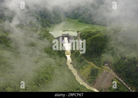 (190710) -- WENZHOU, 10 juillet 2019 -- une photo aérienne prise le 10 juillet 2019 montre l'eau jaillissant du réservoir Jinxi dans le comté de Yongjia à Wenzhou, dans la province du Zhejiang de l'est de la Chine. Le réservoir a commencé à décharger les eaux de crue apportées par de fortes pluies continues mercredi. (Photo de /Xinhua) CHINE-ZHEJIANG-DÉCHARGE D'EAU (CN) SuxQiaojiang PUBLICATIONxNOTxINxCHN Banque D'Images