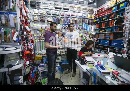 (190710) -- YIWU, juillet 10, 2019 -- Aziz (C) achète de petites marchandises à Yiwu International Trade Mart dans la ville de Yiwu, province de Zhejiang de l'est de la Chine, juillet 9, 2019. Aziz Ullah, 41 ans, est venu à la ville de Yiwu dans la province du Zhejiang de l est de la Chine en 2003 avec ses partenaires après son diplôme de l université dans son pays d origine, l Afghanistan. C'était sa première fois de venir à Yiwu pour magasiner pour la petite vaisselle. En 2005, Aziz a créé sa propre entreprise après avoir été agent pendant environ 2 ans. Au cours des dernières années, l initiative Belt and Road a apporté des opportunités formidables à l entreprise d Aziz. Il a acheté plus de 200 contenants d'art Banque D'Images