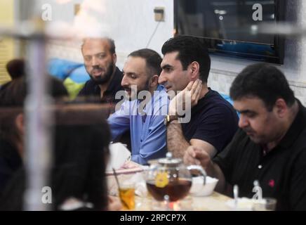 (190710) -- YIWU, 10 juillet 2019 -- Aziz (2e R) discute avec des cilents dans un magasin de desserts dans la ville de Yiwu, province de Zhejiang de l'est de la Chine, 9 juillet 2019. Aziz Ullah, 41 ans, est venu à la ville de Yiwu dans la province du Zhejiang de l est de la Chine en 2003 avec ses partenaires après son diplôme de l université dans son pays d origine, l Afghanistan. C'était sa première fois de venir à Yiwu pour magasiner pour la petite vaisselle. En 2005, Aziz a créé sa propre entreprise après avoir été agent pendant environ 2 ans. Au cours des dernières années, l initiative Belt and Road a apporté des opportunités formidables à l entreprise d Aziz. Il a acheté plus de 200 conteneurs d'articles A. Banque D'Images