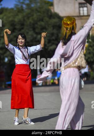 (190711) -- KASHGAR, 11 juillet 2019 -- des gens dansent dans l'ancienne ville de Kashgar, dans la région autonome ouïgoure du Xinjiang, au nord-ouest de la Chine, le 8 juillet 2019. Au cours du premier semestre de 2019, l ' ancienne ville de Kashgar a accueilli plus de 310 000 000 touristes. CHINE-XINJIANG-KASHGAR ANCIENNE VILLE-TOURISME (CN) ZHAOXGE PUBLICATIONXNOTXINXCHN Banque D'Images