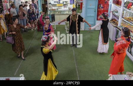 (190711) -- KASHGAR, le 11 juillet 2019 -- des touristes regardent une représentation mise en scène par des habitants de la ville antique de Kashgar, dans la région autonome ouïgoure du Xinjiang, au nord-ouest de la Chine, le 9 juillet 2019. Au cours du premier semestre de 2019, l ' ancienne ville de Kashgar a accueilli plus de 310 000 000 touristes. CHINE-XINJIANG-KASHGAR ANCIENNE VILLE-TOURISME (CN) ZHAOXGE PUBLICATIONXNOTXINXCHN Banque D'Images