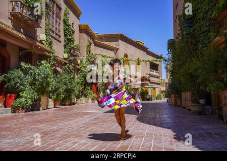 (190711) -- KASHGAR, le 11 juillet 2019 -- Un enfant danse sur la musique dans la ville antique de Kashgar, dans la région autonome ouïgoure du Xinjiang, au nord-ouest de la Chine, le 8 juillet 2019. Au cours du premier semestre de 2019, l ' ancienne ville de Kashgar a accueilli plus de 310 000 000 touristes. CHINE-XINJIANG-KASHGAR ANCIENNE VILLE-TOURISME (CN) ZHAOXGE PUBLICATIONXNOTXINXCHN Banque D'Images