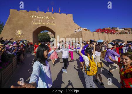 (190711) -- KASHGAR, 11 juillet 2019 -- des touristes dansent avec des membres du personnel dans l'ancienne ville de Kashgar, dans la région autonome ouïgoure du Xinjiang, au nord-ouest de la Chine, le 8 juillet 2019. Au cours du premier semestre de 2019, l ' ancienne ville de Kashgar a accueilli plus de 310 000 000 touristes. CHINE-XINJIANG-KASHGAR ANCIENNE VILLE-TOURISME (CN) ZHAOXGE PUBLICATIONXNOTXINXCHN Banque D'Images