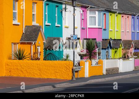 Détail d'une rangée de Cottage coloré sur le front de mer à Westward Ho! Avec lampadaire. Banque D'Images