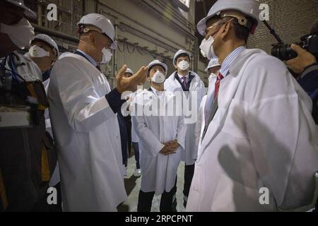 190711 -- KIEV, le 11 juillet 2019 -- le président ukrainien Volodymyr Zelensky C inspecte le nouveau confinement sécurisé de la centrale nucléaire de Tchernobyl à Kiev, Ukraine, le 10 juillet 2019. Le président ukrainien Volodymyr Zelensky a visité la centrale nucléaire de Tchernobyl ChNPP alors que le nouveau confinement sûr NSC au-dessus du quatrième réacteur de la centrale a été mis en service mercredi. Le NSC est destiné à empêcher les matières radioactives de s'échapper du site du quatrième réacteur où un accident nucléaire le 26 avril 1986 a coûté la vie à au moins 31 personnes tandis que des milliers d'autres sont mortes depuis suite à l'exposition aux radiations et c Banque D'Images