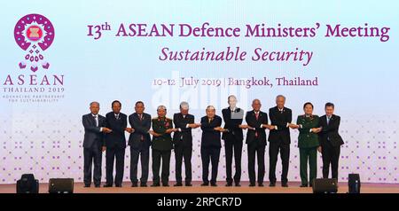 (190711) -- BANGKOK, le 11 juillet 2019 -- les délégués participant à la 13e réunion des ministres de la Défense de l'ASEAN posent pour une photo de groupe à Bangkok, Thaïlande, le 11 juillet 2019. Les ministres de la Défense de l’Association des nations de l’Asie du Sud-est (ASEAN) ont signé jeudi la Déclaration conjointe sur la sécurité durable afin de promouvoir la coopération entre les pays de l’ASEAN pour contrer les menaces transnationales non traditionnelles. THAÏLANDE-BANGKOK-ASEAN MINISTRES DE LA DÉFENSE-DÉCLARATION CONJOINTE YANGXZHOU PUBLICATIONXNOTXINXCHN Banque D'Images