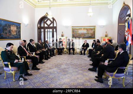 (190711) -- BANGKOK, le 11 juillet 2019 -- le Premier ministre thaïlandais Prayut Chan-o-cha s'entretient avec des délégués qui assistent à la 13e réunion des ministres de la Défense de l'ASEAN, à Bangkok, Thaïlande, le 11 juillet 2019. Les ministres de la Défense de l’Association des nations de l’Asie du Sud-est (ASEAN) ont signé jeudi la Déclaration conjointe sur la sécurité durable afin de promouvoir la coopération entre les pays de l’ASEAN pour contrer les menaces transnationales non traditionnelles. THAÏLANDE-BANGKOK-ASEAN MINISTRES DE LA DÉFENSE-DÉCLARATION COMMUNE XINXHUASHE PUBLICATIONXNOTXINXCHN Banque D'Images