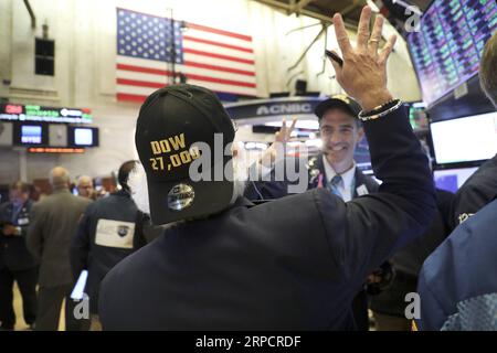 (190712) -- NEW YORK, 12 juillet 2019 -- les commerçants célèbrent un nouveau sommet de la moyenne industrielle Dow Jones à la Bourse de New York, aux États-Unis, le 11 juillet 2019. Les actions américaines se sont terminées mixtes jeudi, alors que les investisseurs digéraient un lot de données clés. Le marché a également continué à être encouragé par de plus grands espoirs de réductions de taux futures à la suite du témoignage du président de la Réserve fédérale américaine en matière de politique monétaire. La moyenne industrielle du Dow Jones a augmenté de 227,88 points, ou 0,85 pour cent, à 27 088,08. Le S&P 500 a augmenté de 6,84 points, soit 0,23 %, pour atteindre 2 999,91 points. L’indice composite Nasdaq a chuté de 6,4 Banque D'Images