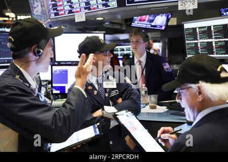 (190712) -- NEW YORK, le 12 juillet 2019 -- les commerçants travaillent à la Bourse de New York, aux États-Unis, le 11 juillet 2019. Les actions américaines se sont terminées mixtes jeudi, alors que les investisseurs digéraient un lot de données clés. Le marché a également continué à être encouragé par de plus grands espoirs de réductions de taux futures à la suite du témoignage du président de la Réserve fédérale américaine en matière de politique monétaire. La moyenne industrielle du Dow Jones a augmenté de 227,88 points, ou 0,85 pour cent, à 27 088,08. Le S&P 500 a augmenté de 6,84 points, soit 0,23 %, pour atteindre 2 999,91 points. L'indice composite Nasdaq a chuté de 6,49 points, ou 0,08 %, à 8 196,04. ) ÉTATS-UNIS - NOUVEAU Y Banque D'Images