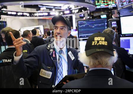 (190712) -- NEW YORK, le 12 juillet 2019 -- les commerçants travaillent à la Bourse de New York, aux États-Unis, le 11 juillet 2019. Les actions américaines se sont terminées mixtes jeudi, alors que les investisseurs digéraient un lot de données clés. Le marché a également continué à être encouragé par de plus grands espoirs de réductions de taux futures à la suite du témoignage du président de la Réserve fédérale américaine en matière de politique monétaire. La moyenne industrielle du Dow Jones a augmenté de 227,88 points, ou 0,85 pour cent, à 27 088,08. Le S&P 500 a augmenté de 6,84 points, soit 0,23 %, pour atteindre 2 999,91 points. L'indice composite Nasdaq a chuté de 6,49 points, ou 0,08 %, à 8 196,04. ) ÉTATS-UNIS - NOUVEAU Y Banque D'Images