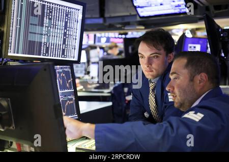 (190712) -- NEW YORK, le 12 juillet 2019 -- les commerçants travaillent à la Bourse de New York, aux États-Unis, le 11 juillet 2019. Les actions américaines se sont terminées mixtes jeudi, alors que les investisseurs digéraient un lot de données clés. Le marché a également continué à être encouragé par de plus grands espoirs de réductions de taux futures à la suite du témoignage du président de la Réserve fédérale américaine en matière de politique monétaire. La moyenne industrielle du Dow Jones a augmenté de 227,88 points, ou 0,85 pour cent, à 27 088,08. Le S&P 500 a augmenté de 6,84 points, soit 0,23 %, pour atteindre 2 999,91 points. L'indice composite Nasdaq a chuté de 6,49 points, ou 0,08 %, à 8 196,04. ) ÉTATS-UNIS - NOUVEAU Y Banque D'Images