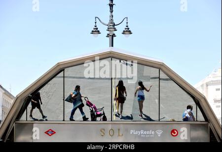 (190712) -- PÉKIN, le 12 juillet 2019 -- les gens passent par la station de métro sol à Madrid, Espagne, le 11 juillet 2019. Madrid a connu une température supérieure à 35 degrés Celsius ces derniers jours. ) PHOTOS XINHUA DU JOUR GuoxQiuda PUBLICATIONxNOTxINxCHN Banque D'Images