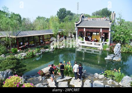 (190712) -- BEIJING, 12 juillet 2019 -- les touristes visitent le jardin Nanyue lors de la Journée du Guangdong à l'exposition internationale d'horticulture de Beijing à Beijing, capitale de la Chine, le 11 juillet 2019. Située dans le sud de la Chine, la province du Guangdong fait face à la mer de Chine méridionale et borde les provinces du Hunan et du Jiangxi au nord. Il abrite le célèbre delta de la rivière des perles, composé de trois rivières en amont et d'un grand nombre d'îles. En raison du climat, Guangdong est célèbre pour son système écologique diversifié et son environnement. Ces dernières années, en défendant le principe du développement vert, Banque D'Images