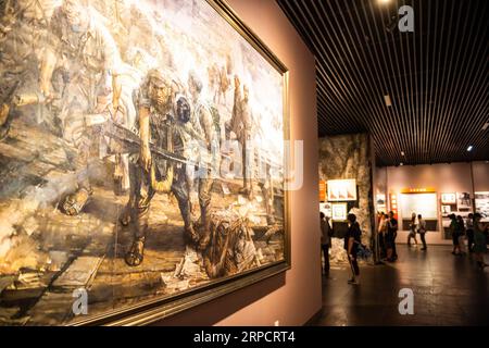 (190712) -- ZUNYI, 12 juillet 2019 -- visite du musée de la Conférence de Zunyi dans la ville de Zunyi, dans la province du Guizhou du sud-ouest de la Chine, le 4 juillet 2019. La conférence de Zunyi de 1935, au cours de laquelle le défunt dirigeant chinois Mao Zedong a établi son autorité au sein de l'armée, est une conférence clé de la longue marche. La longue marche est une manœuvre militaire menée de 1934 à 1936. Pendant cette période, les ouvriers et paysans chinois de l'Armée rouge ont fait leur chemin de Ganzhou à Yan an an en passant par Zunyi, brisant le siège des forces du Kuomintang pour continuer leur résistance contre les agresseurs japonais. Ma Banque D'Images