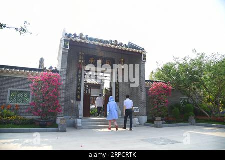 (190712) -- BEIJING, 12 juillet 2019 -- les touristes visitent le jardin Nanyue lors de la Journée du Guangdong à l'exposition internationale d'horticulture de Beijing à Beijing, capitale de la Chine, le 11 juillet 2019. Située dans le sud de la Chine, la province du Guangdong fait face à la mer de Chine méridionale et borde les provinces du Hunan et du Jiangxi au nord. Il abrite le célèbre delta de la rivière des perles, composé de trois rivières en amont et d'un grand nombre d'îles. En raison du climat, Guangdong est célèbre pour son système écologique diversifié et son environnement. Ces dernières années, en défendant le principe du développement vert, Banque D'Images