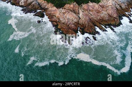 (190712) -- PÉKIN, 12 juillet 2019 -- une photo aérienne prise le 24 juillet 2018 montre une vue de l'île de Nan ao dans la province du Guangdong du sud de la Chine. Située dans le sud de la Chine, la province du Guangdong fait face à la mer de Chine méridionale et borde les provinces du Hunan et du Jiangxi au nord. Il abrite le célèbre delta de la rivière des perles, composé de trois rivières en amont et d'un grand nombre d'îles. En raison du climat, Guangdong est célèbre pour son système écologique diversifié et son environnement. Ces dernières années, en défendant le principe du développement vert, Guangdong a réalisé des réalisations remarquables dans son ecolo Banque D'Images