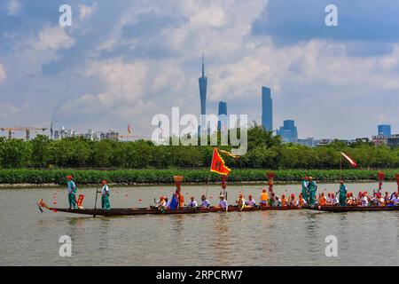 (190712) -- PÉKIN, le 12 juillet 2019 -- les participants participent à une course de bateaux-dragons près de la zone humide de Haizhu à Guangzhou, capitale de la province du Guangdong du sud de la Chine, le 6 juin 2019. Située dans le sud de la Chine, la province du Guangdong fait face à la mer de Chine méridionale et borde les provinces du Hunan et du Jiangxi au nord. Il abrite le célèbre delta de la rivière des perles, composé de trois rivières en amont et d'un grand nombre d'îles. En raison du climat, Guangdong est célèbre pour son système écologique diversifié et son environnement. Ces dernières années, en défendant le principe du développement vert, Guangdong a fait rem Banque D'Images