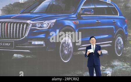 (190712) -- CHANGCHUN, 12 juillet 2019 -- Xu Liuping, président du conseil d'administration de FAW Group, prend la parole lors d'une cérémonie de lancement du modèle Hongqi HS7, le premier véhicule utilitaire sport (SUV) de classe C de Hongqi, à Changchun, capitale de la province de Jilin du nord-est de la Chine, le 12 juillet 2019. Le constructeur automobile chinois FAW Group a commencé vendredi à vendre le premier vus de classe C de sa marque emblématique Hongqi dans le but de conquérir une partie du marché des voitures de luxe. Le modèle Hongqi HS7, lancé dans la ville de Changchun, au nord-est de la Chine, est vendu dans une fourchette de 349 800 yuans (50 900 dollars américains) à 459 800 yuans, le Changchun-bas Banque D'Images