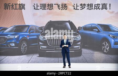 (190712) -- CHANGCHUN, 12 juillet 2019 -- Xu Liuping, président du conseil d'administration de FAW Group, prend la parole lors d'une cérémonie de lancement du modèle Hongqi HS7, le premier véhicule utilitaire sport (SUV) de classe C de Hongqi, à Changchun, capitale de la province de Jilin du nord-est de la Chine, le 12 juillet 2019. Le constructeur automobile chinois FAW Group a commencé vendredi à vendre le premier vus de classe C de sa marque emblématique Hongqi dans le but de conquérir une partie du marché des voitures de luxe. Le modèle Hongqi HS7, lancé dans la ville de Changchun, au nord-est de la Chine, est vendu dans une fourchette de 349 800 yuans (50 900 dollars américains) à 459 800 yuans, le Changchun-bas Banque D'Images