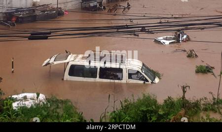 (190712) -- KATMANDOU, le 12 juillet 2019 -- des véhicules sont submergés dans la rivière Balkhu à Katmandou, Népal, le 12 juillet 2019. De nombreuses régions du Népal ont été inondées par le fleuve Balkhu gonflé à la suite de pluies torrentielles depuis jeudi soir. NÉPAL-KATMANDOU-PLUIE-INONDATION sunilxsharma PUBLICATIONxNOTxINxCHN Banque D'Images