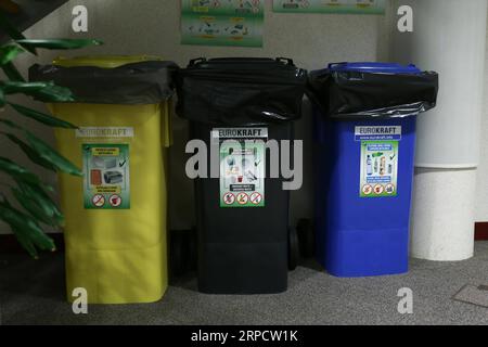 (190713) -- PÉKIN, 13 juillet 2019 -- une photo prise le 30 juin 2019 montre des poubelles au siège de l'Union européenne à Bruxelles, en Belgique. Xinhua Headlines : la guerre de la Chine contre les déchets crée un marché pour les entreprises vertes européennes ZhangxCheng PUBLICATIONxNOTxINxCHN Banque D'Images