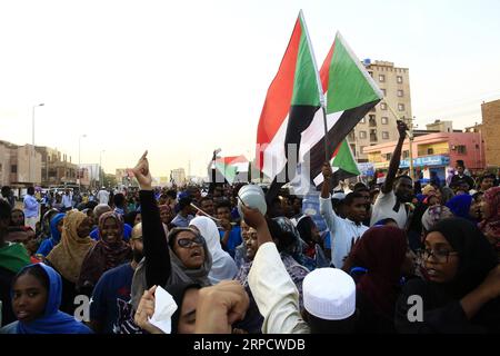 (190713) -- KHARTOUM, le 13 juillet 2019 -- des gens ont participé à un rassemblement appelé par l'Alliance pour la liberté et le changement devant le quartier général de l'armée à Khartoum, au Soudan, le 13 juillet 2019. Le Conseil militaire de transition (TMC) du Soudan a réitéré samedi l'importance d'un partenariat avec l'Alliance pour la liberté et le changement (Freedom and change Alliance) pour mettre fin à la crise politique dans le pays. SOUDAN-KHARTOUM-RASSEMBLEMENT MohamedxKhidir PUBLICATIONxNOTxINxCHN Banque D'Images