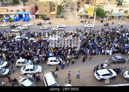 (190713) -- KHARTOUM, le 13 juillet 2019 -- des gens ont participé à un rassemblement appelé par l'Alliance pour la liberté et le changement devant le quartier général de l'armée à Khartoum, au Soudan, le 13 juillet 2019. Le Conseil militaire de transition (TMC) du Soudan a réitéré samedi l'importance d'un partenariat avec l'Alliance pour la liberté et le changement (Freedom and change Alliance) pour mettre fin à la crise politique dans le pays. SOUDAN-KHARTOUM-RASSEMBLEMENT MohamedxKhidir PUBLICATIONxNOTxINxCHN Banque D'Images