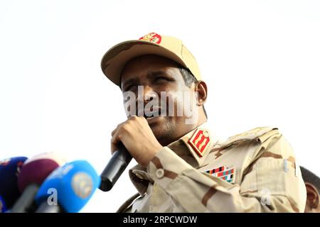 (190713) -- KHARTOUM, le 13 juillet 2019 -- Mohamed Hamdan Daqlu, vice-président du Conseil militaire de transition (TMC) du Soudan, s'adresse à un rassemblement à Khartoum, Soudan, le 13 juillet 2019. Samedi, le Conseil militaire transitoire du Soudan a réitéré l'importance d'un partenariat avec l'Alliance pour la liberté et le changement, qui est l'opposition, pour mettre fin à la crise politique dans le pays. SOUDAN-KHARTOUM-RASSEMBLEMENT MohamedxKhidir PUBLICATIONxNOTxINxCHN Banque D'Images