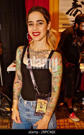 (190714) -- HOUSTON, le 14 juillet 2019 -- Une femme montre ses nouveaux tatouages à la Tattoo fiesta à Albuquerque, Nouveau Mexique, États-Unis, le 13 juillet 2019. L'événement de trois jours a mis en vedette des tatoueurs renommés du monde entier, attirant environ 10 000 visiteurs. États-Unis-NEW MEXICO-TATOO FIESTA RichardxLakin PUBLICATIONxNOTxINxCHN Banque D'Images