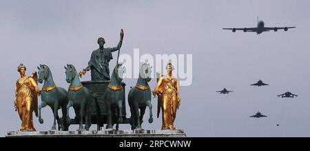 Actualités Bilder des Tages (190714) -- PARIS, le 14 juillet 2019 -- des avions militaires français survolent l'Arc de Triomphe du carrousel lors de la parade militaire annuelle du jour de la Bastille à Paris, France, le 14 juillet 2019. ) FRANCE-PARIS-BASTILLE DAY-PARADE GaoxJing PUBLICATIONxNOTxINxCHN Banque D'Images