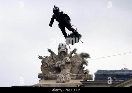 Actualités Bilder des Tages (190714) -- PARIS, le 14 juillet 2019 -- Franky Zapata, inventeur et entrepreneur français, pilote un hover board ou Flyboard propulsé par jet lors de la parade militaire annuelle du jour de la Bastille à Paris, France, le 14 juillet 2019. Jack Chan) FRANCE-PARIS-BASTILLE DAY-PARADE JiexKe¤chen PUBLICATIONxNOTxINxCHN Banque D'Images