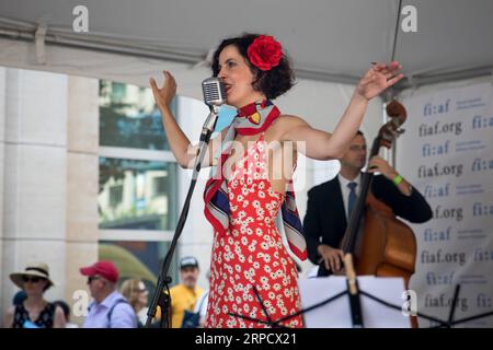 (190714) -- NEW YORK, 14 juillet 2019 (Xinhua) -- Une chanteuse se produit lors de la célébration du jour de la Bastille de l'Institut français Alliance française (FIAF) à New York, aux États-Unis, le 14 juillet 2019. Le jour de la Bastille, également connu sous le nom de Fête nationale française, commémore le début de la Révolution française et la prise de la Bastille à Paris le 14 juillet 1789. (Xinhua/Michael Nagle) US-NEW YORK-BASTILLE FÊTE PUBLICATIONxNOTxINxCHN Banque D'Images